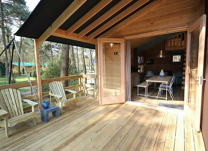 Rustikaler Charme der Youpi! Lodge, ein Safarizelt in der Natur von Beerze, Vechtstreek, Overijssel.