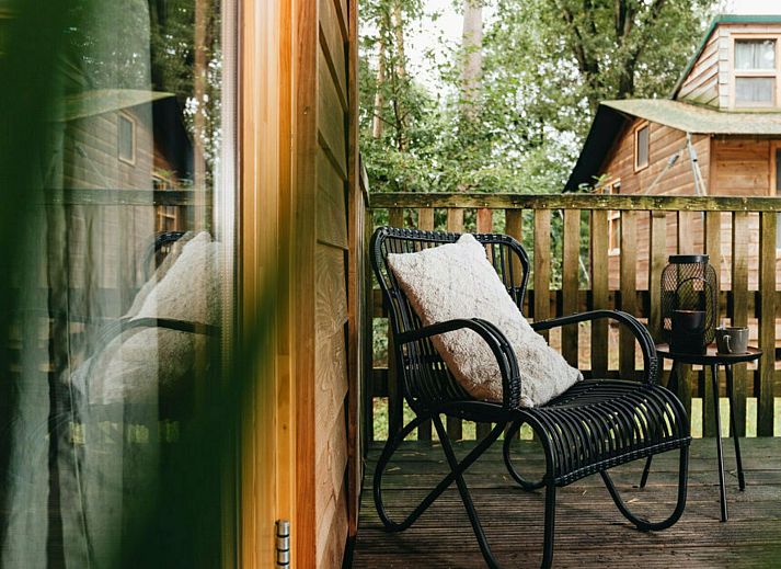 Gemuetliches Fruehstueck auf der Terrasse von Youpi! Lodge, ein Ferienhaus in Beerze, Vechtstreek, Overijssel.