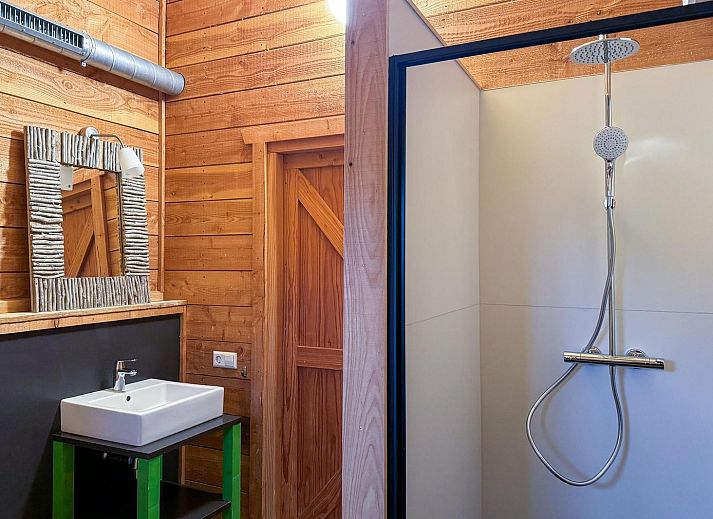 Gemuetliches Fruehstueck auf der Terrasse von Youpi! Lodge, ein Ferienhaus in Beerze, Vechtstreek, Overijssel.