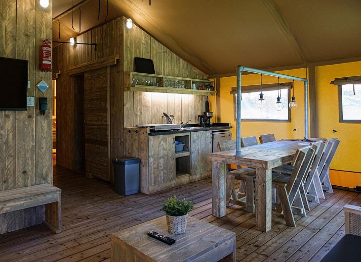 Gezellige familiebijeenkomst in de keuken van Vechtglamping Lodge, Overijssel.