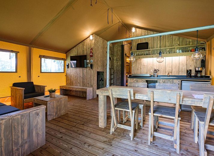 Gezellige familiebijeenkomst in de keuken van Vechtglamping Lodge, Overijssel.