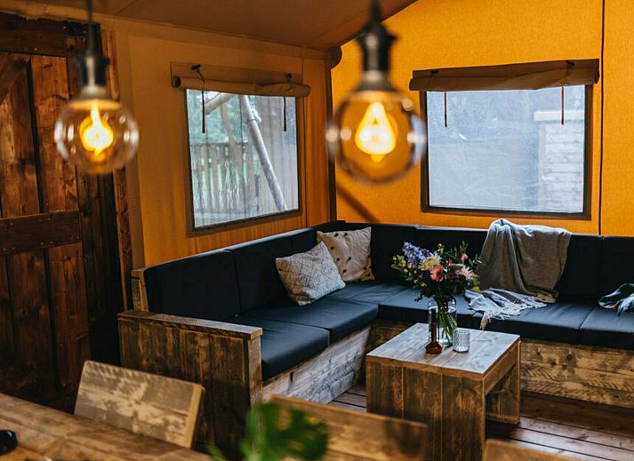 Gezellige familiebijeenkomst in de keuken van Vechtglamping Lodge, Overijssel.