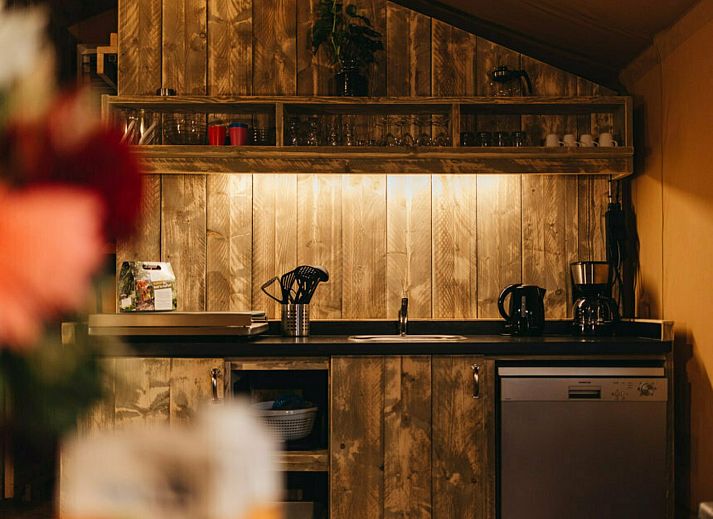 Gezellige familiebijeenkomst in de keuken van Vechtglamping Lodge, Overijssel.