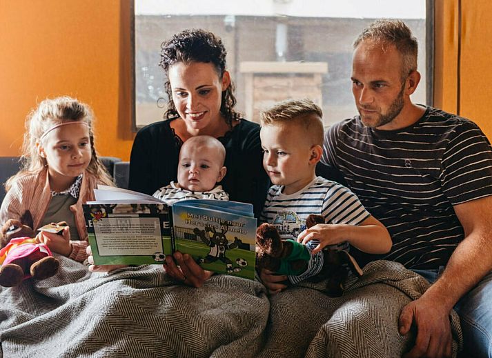 Veranda met uitzicht op de natuur bij Vechtglamping Lodge in Beerze.