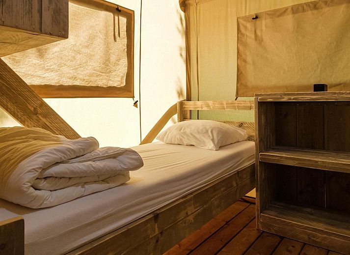 Veranda met uitzicht op de natuur bij Vechtglamping Lodge in Beerze.