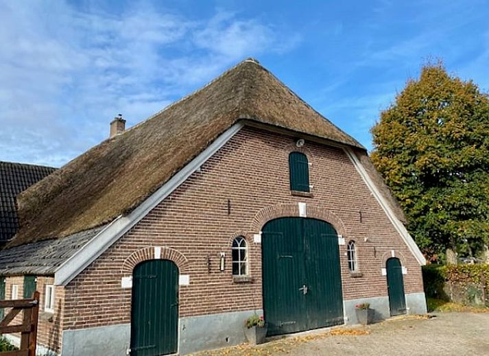 Authentisches Reetdach eines Ferienhauses in Beerze, Vechtstreek, Overijssel