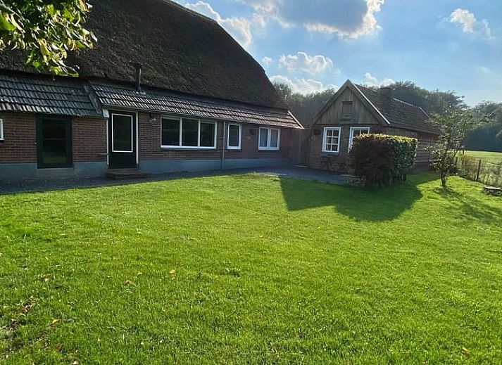 Gemuetliches Schlafzimmer mit Holzdetails im Ferienhaus in Beerze, Overijssel