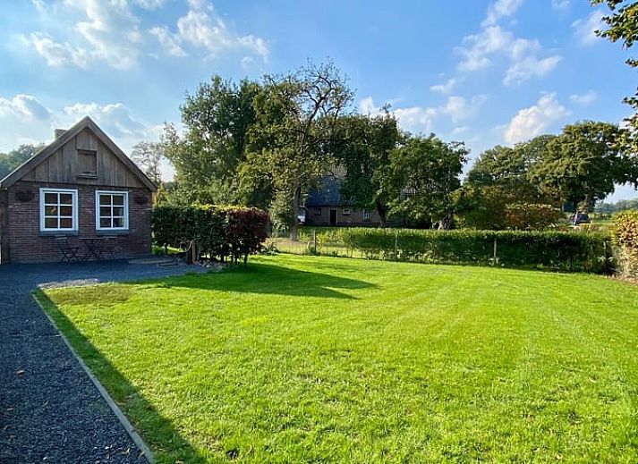 Gemuetliches Schlafzimmer mit Holzdetails im Ferienhaus in Beerze, Overijssel