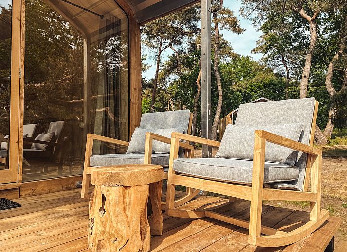 Geniessen Sie die Veranda des Wikkelhouse XL in Beerze, umgeben von der Natur der Region Vecht in Overijssel.