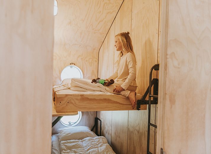 Entspannen Sie sich auf der Terrasse des Wikkelhouse XL in Beerze bei einem Glas Wein inmitten der Vechtelandschaft.