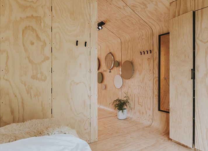 Die moderne Architektur des Wikkelhouse XL in Beerze, gelegen in der wunderschoenen Natur der Vechteregion.