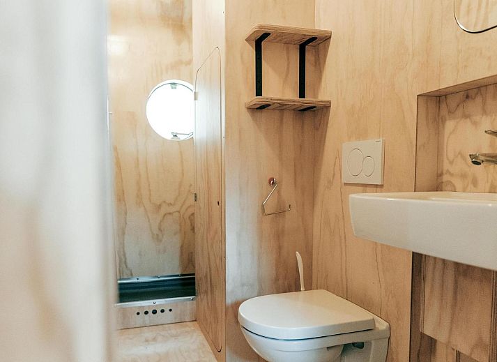 Die moderne Architektur des Wikkelhouse XL in Beerze, gelegen in der wunderschoenen Natur der Vechteregion.