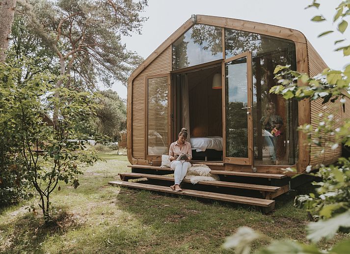 Erfrischende Getraenke auf der Terrasse des Wikkelhouse XL in Beerze, einem Ferienhaus in der Region Vecht.
