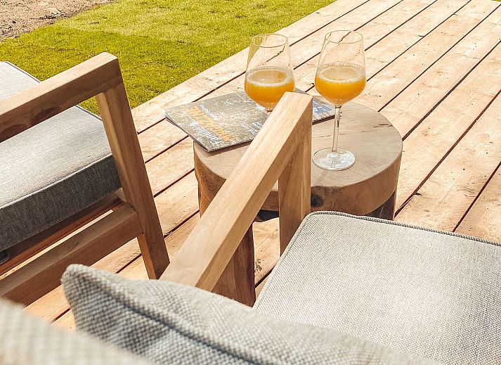 Rustic Wikkelhouse glamping lodge surrounded by green nature in Beerze, Vechtstreek, Overijssel.