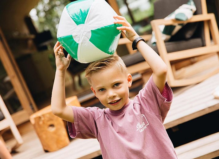 Familienaktivitaeten im Wikkelhouse Duo, einer Glamping-Lodge in Beerze, Overijssel.