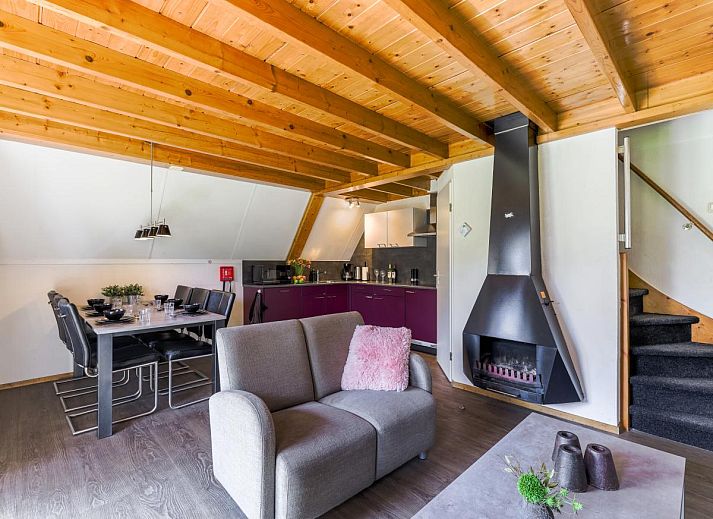 Uitzicht vanuit vakantiehuis Mali in Gramsbergen, Vechtstreek op een zonnig terras en groene natuur.