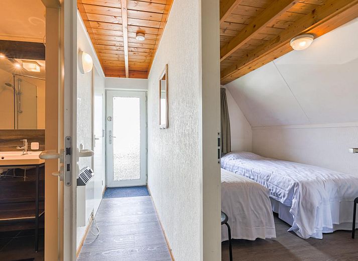 Gezellige woonkamer van vakantiehuis Mali in Gramsbergen, Vechtstreek met veel lichtinval en comfortabele zitruimte.