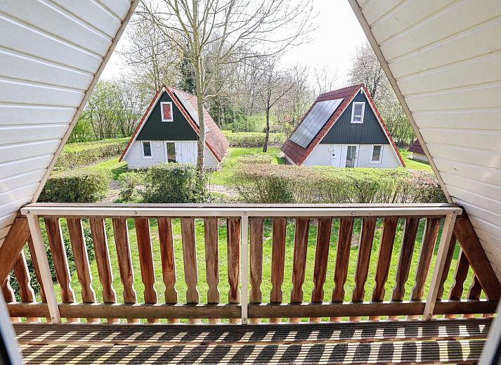 Moderne eet- en keukenruimte in vakantiehuis Mali in Gramsbergen, Vechtstreek, perfect voor familiemaaltijden.