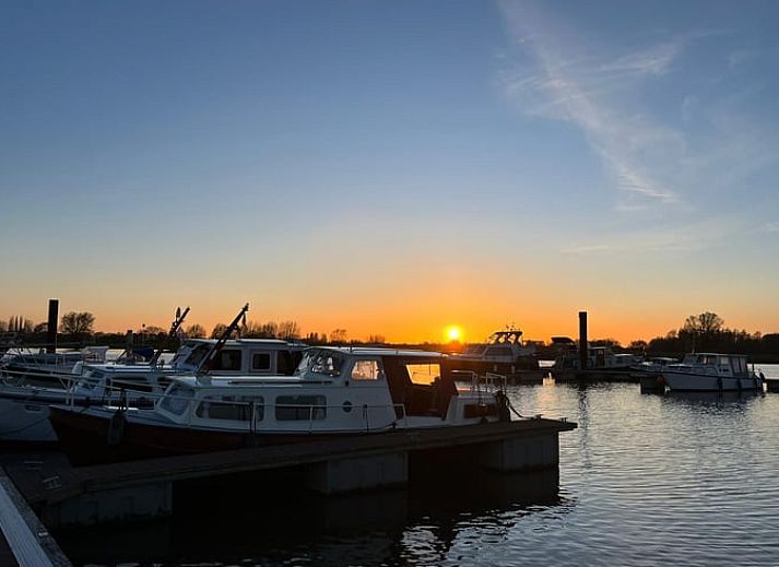 Huisje in Daarleveen, vakantiehuis in Gramsbergen, Overijssel met uitzicht op de nabijgelegen jachthaven en waterweg.