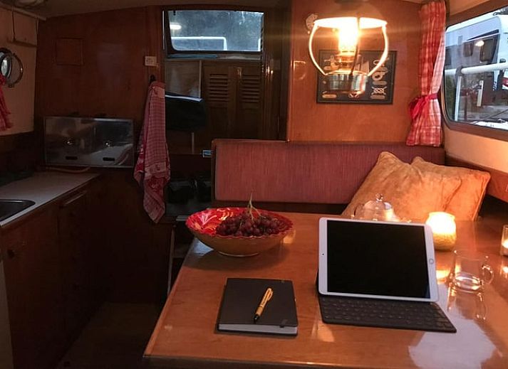 Huisje in Daarleveen, vakantiehuis in Gramsbergen, Overijssel met uitzicht op de nabijgelegen jachthaven en waterweg.