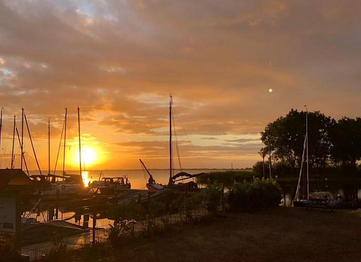 Zonsondergang bij Huisje in Daarleveen, vakantiehuis in Gramsbergen, Overijssel met prachtig uitzicht over de jachthaven.