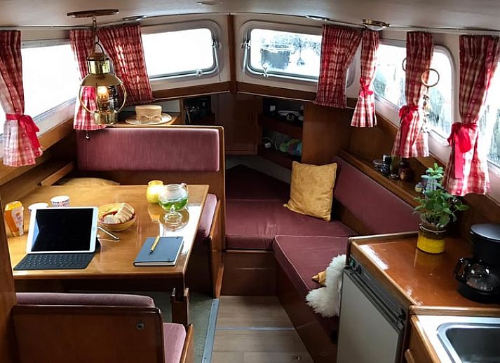 Gezellige binnenruimte van Huisje in Daarleveen, vakantieaccommodatie in Gramsbergen, Overijssel met sfeervolle inrichting.