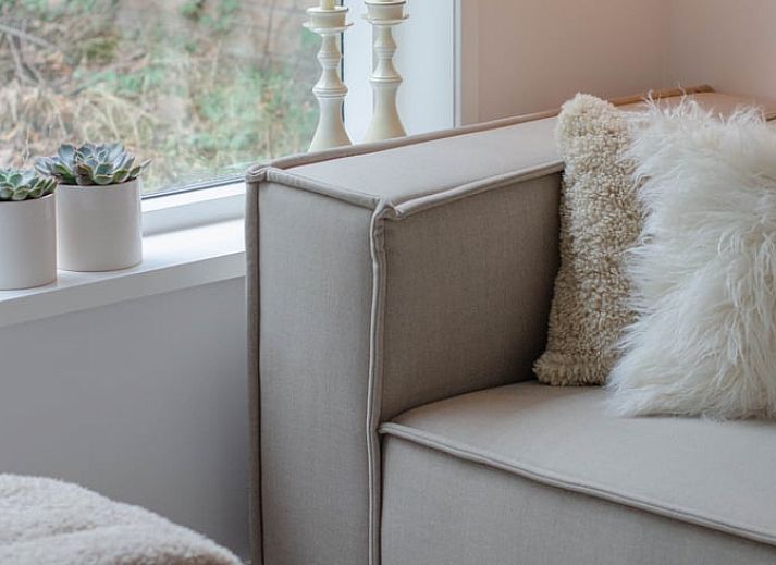 Gemuetliches Wohnzimmer im Ferienhaus in Dalfsen, Vechtstreek, Overijssel mit moderner Einrichtung und Blick auf die Natur.