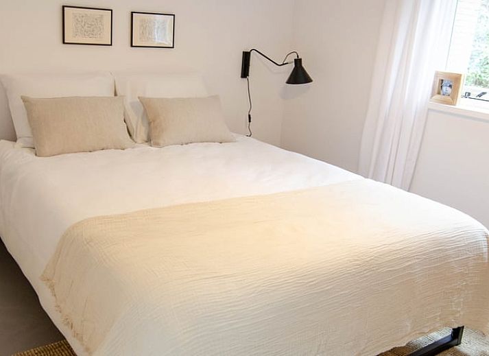 Stimmungsvolle Abendbeleuchtung im Ferienhaus in Dalfsen, Vechtstreek, Overijssel, inmitten der Natur.