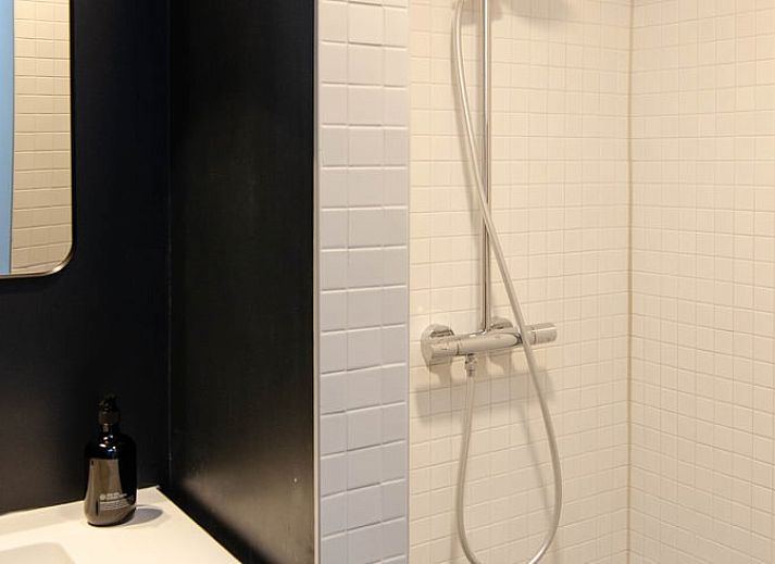 Stilvolle Details im Ferienhaus in Dalfsen, Vechtstreek, Overijssel mit gemuetlichem Sofa und Dekoration.