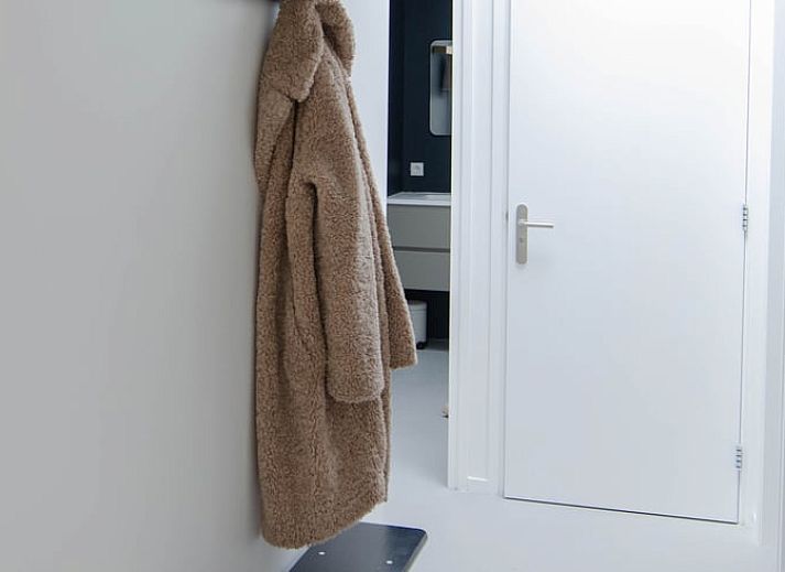 Stilvolle Details im Ferienhaus in Dalfsen, Vechtstreek, Overijssel mit gemuetlichem Sofa und Dekoration.