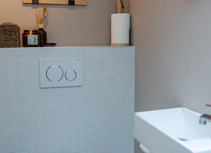 Stilvolle Details im Ferienhaus in Dalfsen, Vechtstreek, Overijssel mit gemuetlichem Sofa und Dekoration.