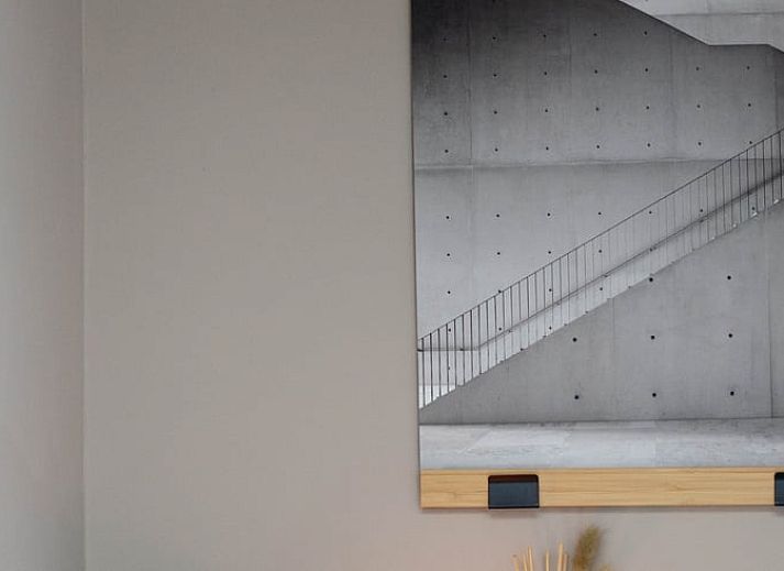 Stilvolle Details im Ferienhaus in Dalfsen, Vechtstreek, Overijssel mit gemuetlichem Sofa und Dekoration.