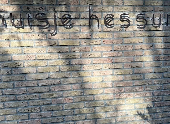 Moderner Holzofen im Ferienhaus in Dalfsen, Vechtstreek, Overijssel fuer eine warme Atmosphaere.