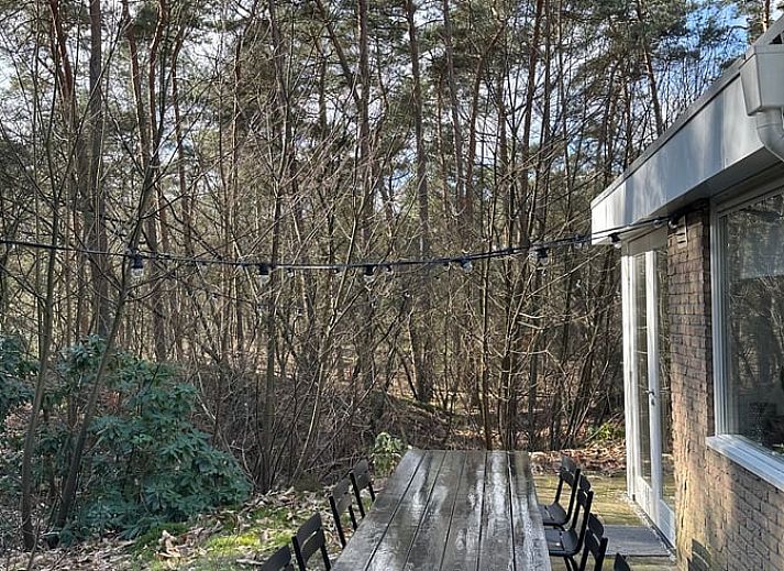 Moderner Holzofen im Ferienhaus in Dalfsen, Vechtstreek, Overijssel fuer eine warme Atmosphaere.