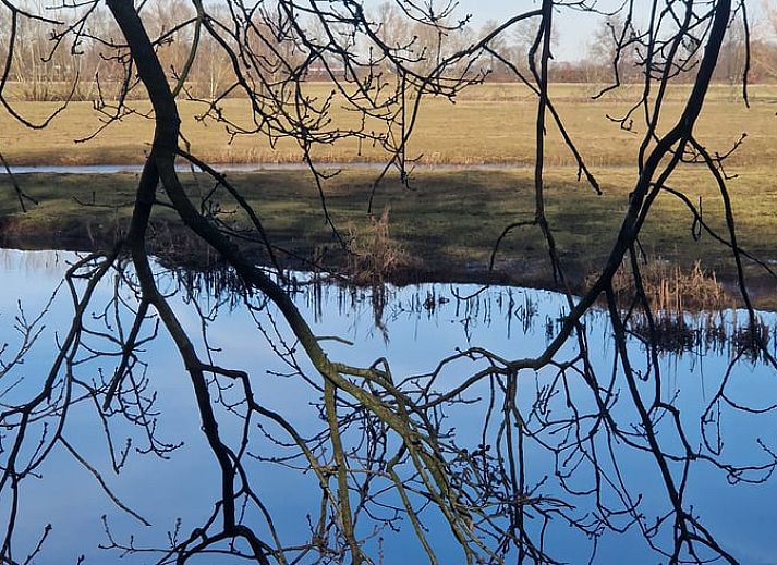 Moderner Holzofen im Ferienhaus in Dalfsen, Vechtstreek, Overijssel fuer eine warme Atmosphaere.