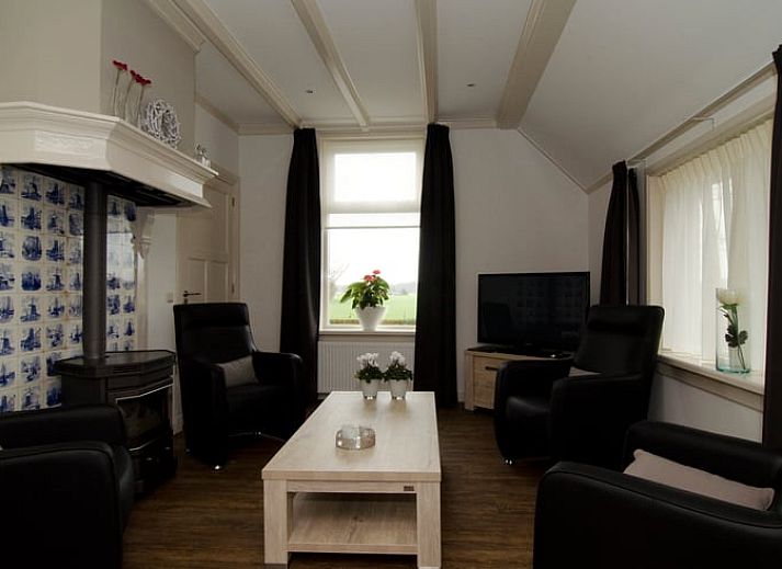 Cottage in Dalfsen, a charming cottage in the Vecht region, Overijssel, surrounded by green nature and colorful flowers.