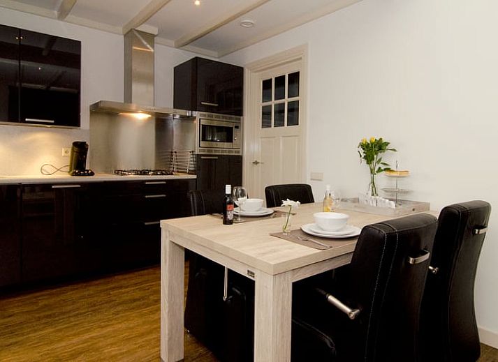 Cottage in Dalfsen, a charming cottage in the Vecht region, Overijssel, surrounded by green nature and colorful flowers.