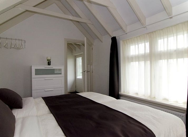 Cottage in Dalfsen, a charming cottage in the Vecht region, Overijssel, surrounded by green nature and colorful flowers.