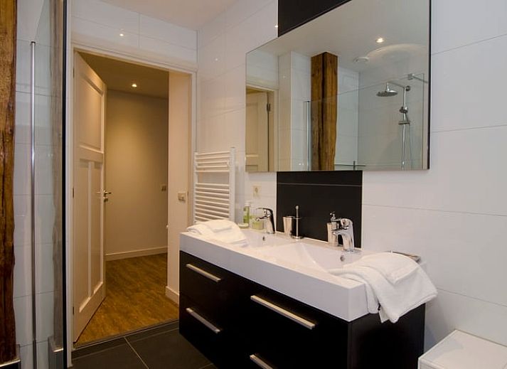 Cottage in Dalfsen, a charming cottage in the Vecht region, Overijssel, surrounded by green nature and colorful flowers.