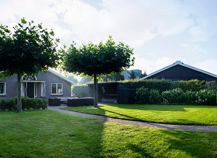 Vakantiehuis in Dalfsen, Vechtstreek, Overijssel met ruime tuin en terras, omgeven door groene natuur en rustgevende omgeving.