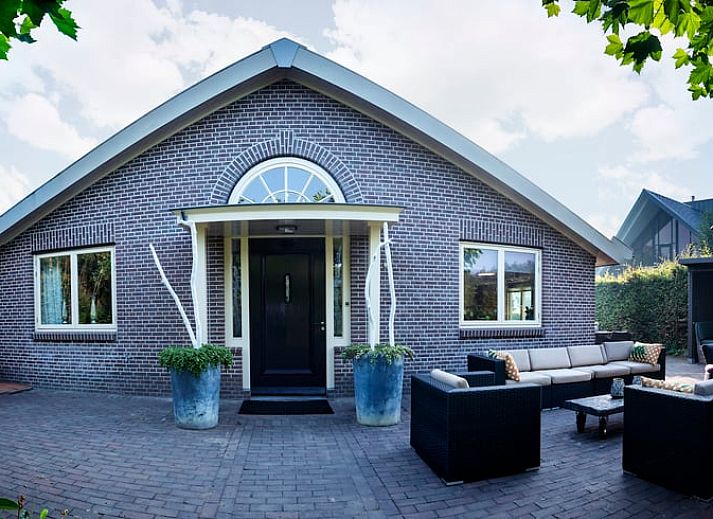Vakantiehuis in Dalfsen, Vechtstreek, Overijssel met ruime tuin en terras, omgeven door groene natuur en rustgevende omgeving.