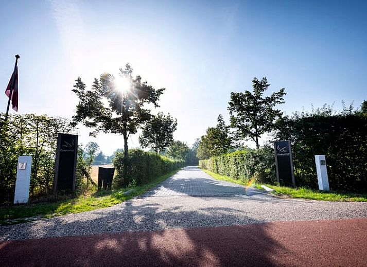 Vakantiehuis in Dalfsen, Vechtstreek, Overijssel met ruime tuin en terras, omgeven door groene natuur en rustgevende omgeving.