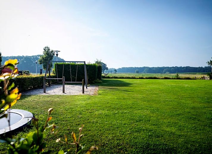 Vakantiehuis in Dalfsen, Vechtstreek, Overijssel met ruime tuin en terras, omgeven door groene natuur en rustgevende omgeving.