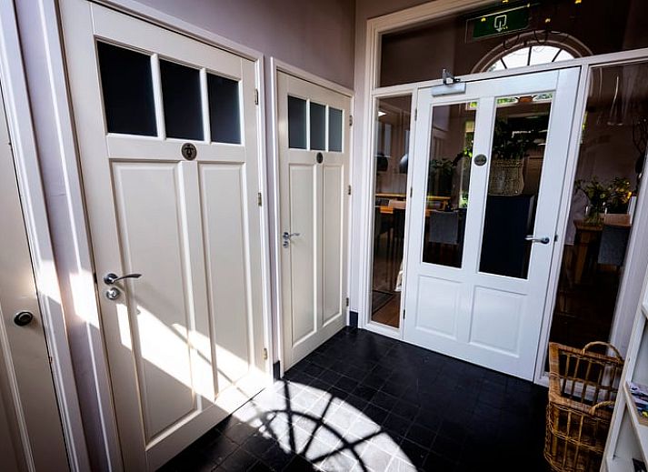 Geniet van het zonovergoten terras van Vakantiehuis in Dalfsen, ideaal gelegen in de natuurrijke Vechtstreek, Overijssel.