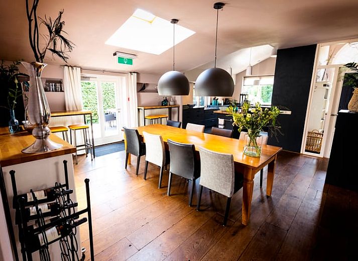 Geniet van het zonovergoten terras van Vakantiehuis in Dalfsen, ideaal gelegen in de natuurrijke Vechtstreek, Overijssel.