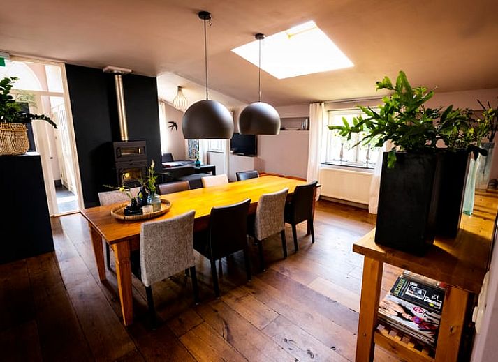 Geniet van het zonovergoten terras van Vakantiehuis in Dalfsen, ideaal gelegen in de natuurrijke Vechtstreek, Overijssel.