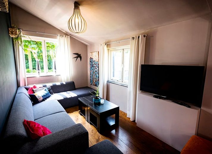 Geniet van het zonovergoten terras van Vakantiehuis in Dalfsen, ideaal gelegen in de natuurrijke Vechtstreek, Overijssel.