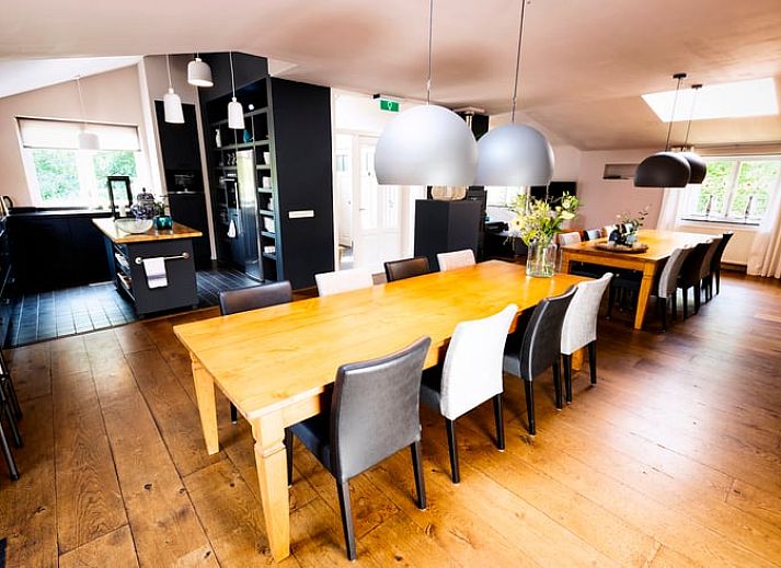 Geniet van het ruime terras bij Vakantiehuis in Dalfsen, gelegen in de Vechtstreek, Overijssel, met comfortabele loungeset en sfeervolle buitenruimte.