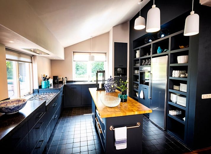 Geniet van het ruime terras bij Vakantiehuis in Dalfsen, gelegen in de Vechtstreek, Overijssel, met comfortabele loungeset en sfeervolle buitenruimte.