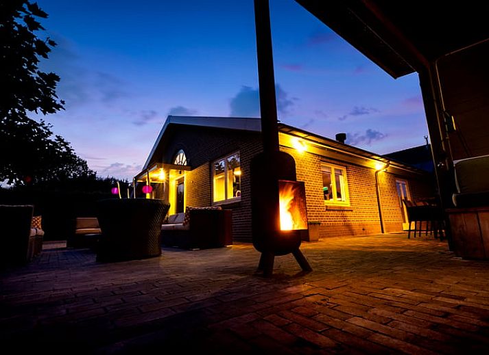 Geniet van het ruime terras bij Vakantiehuis in Dalfsen, gelegen in de Vechtstreek, Overijssel, met comfortabele loungeset en sfeervolle buitenruimte.